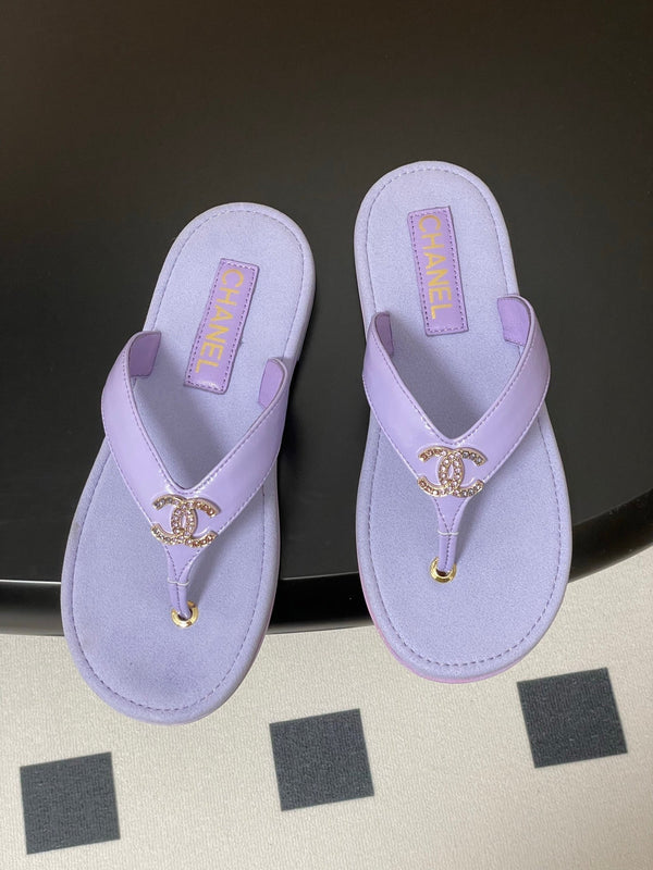 CC 25P Sandalo infradito con motivo Double C 1 in pelle di pecora viola 247700