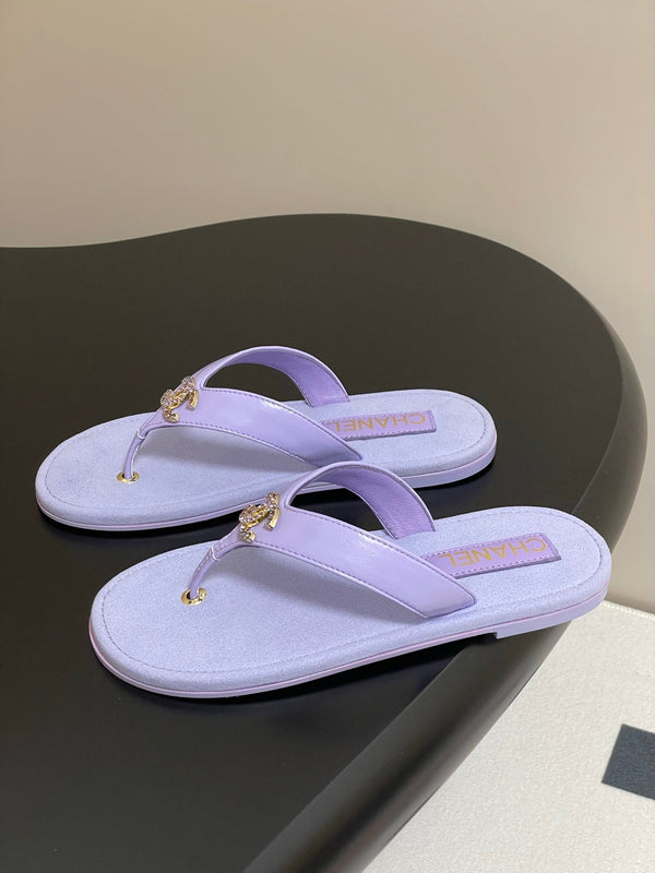 CC 25P Sandalo infradito con motivo Double C 1 in pelle di pecora viola 247700