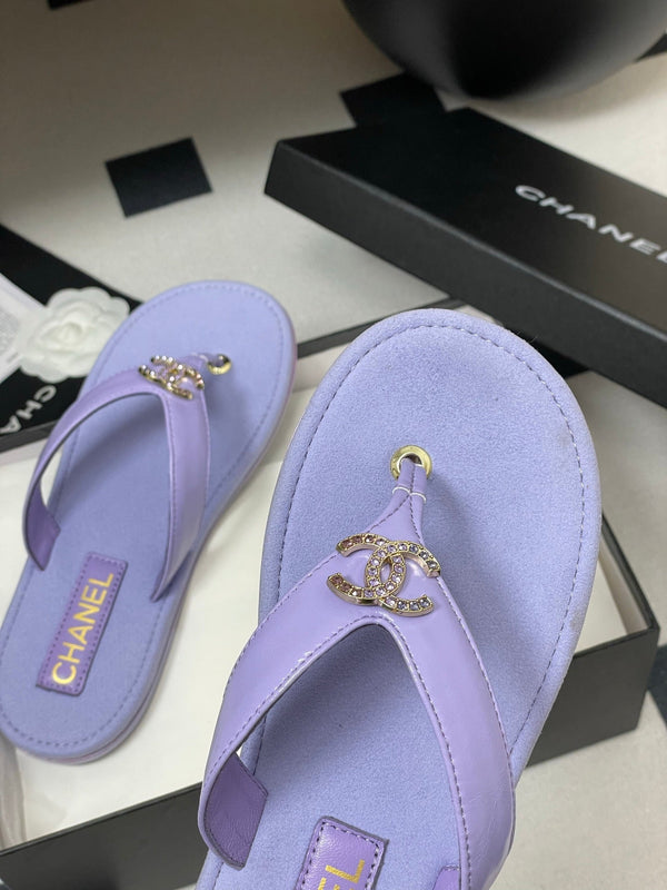 CC 25P Sandalo infradito con motivo Double C 1 in pelle di pecora viola 247700