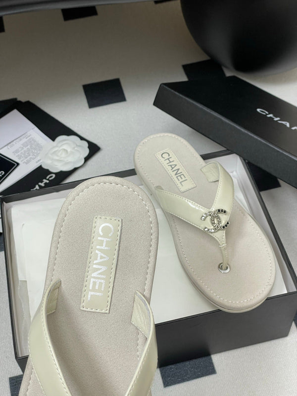 CC 25P Double C 1 Motif Thongs Sandal Grey Sheepskin 247704