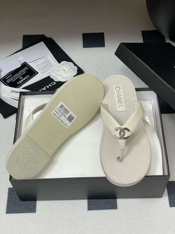 CC 25P Double C 1 Motif Thongs Sandal Grey Sheepskin 247704