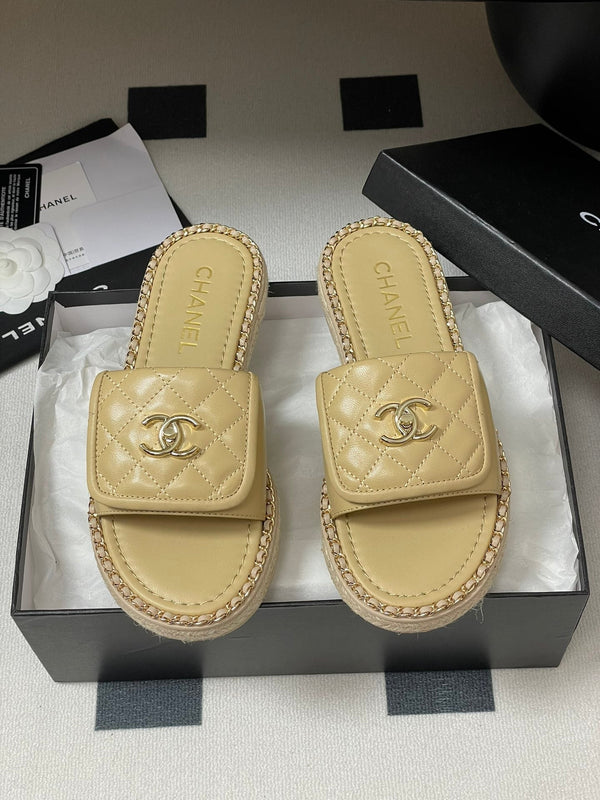 CC 25S Sandalo con fibbia e bordo a catena in pelle di pecora beige 247586