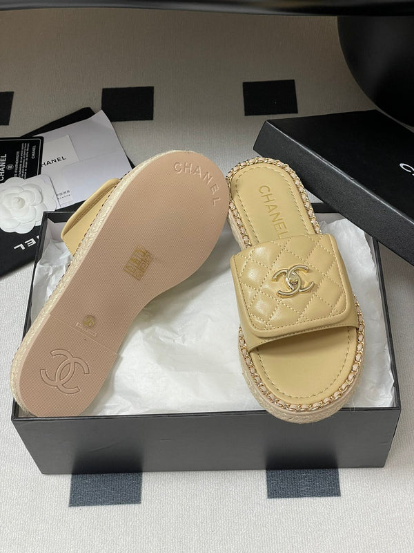 CC 25S Sandalo con fibbia e bordo a catena in pelle di pecora beige 247586