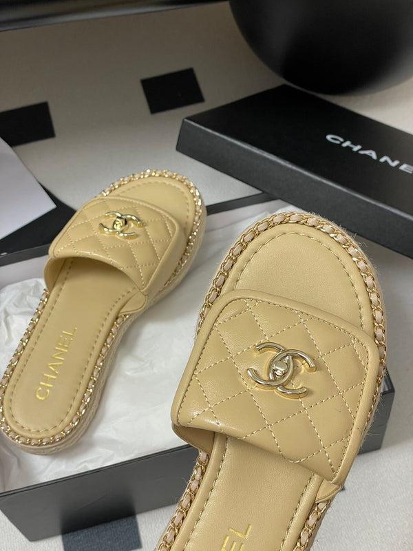 CC 25S Sandalo con fibbia e bordo a catena in pelle di pecora beige 247586