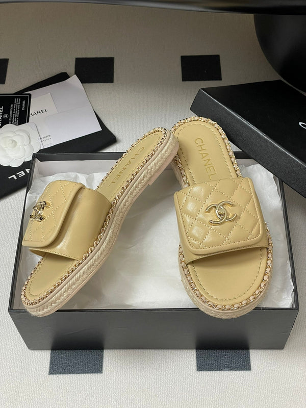 CC 25S Sandalo con fibbia e bordo a catena in pelle di pecora beige 247586