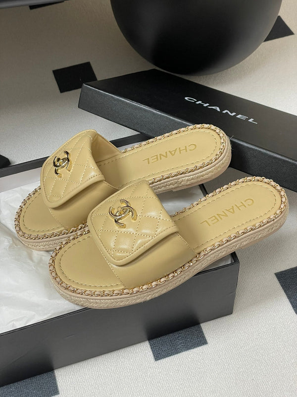 CC 25S Sandalo con fibbia e bordo a catena in pelle di pecora beige 247586