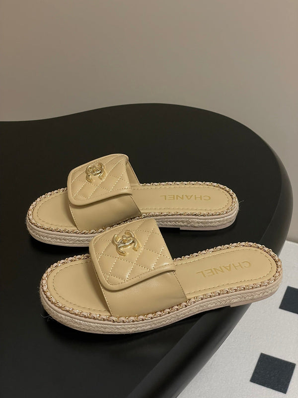 CC 25S Sandalo con fibbia e bordo a catena in pelle di pecora beige 247586