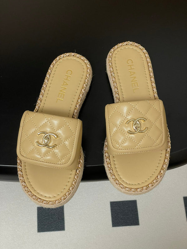 CC 25S Sandalo con fibbia e bordo a catena in pelle di pecora beige 247586