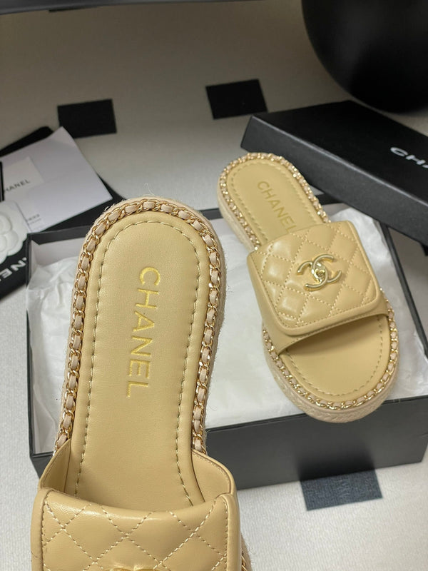 CC 25S Sandalo con fibbia e bordo a catena in pelle di pecora beige 247586