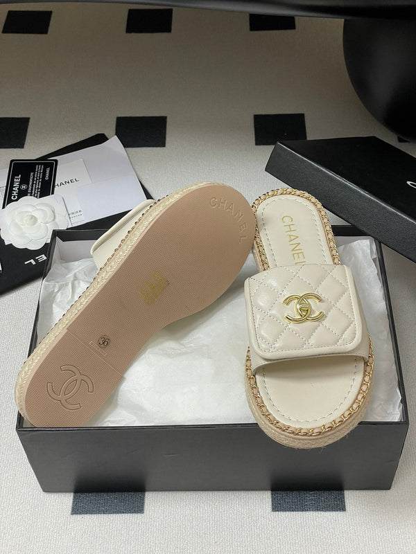 CC 25S Chain Ring Edge Buckle Bag Mule Sandal White Sheepskin 247587