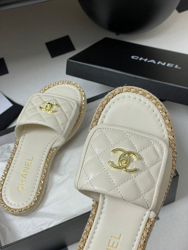 CC 25S Chain Ring Edge Buckle Bag Mule Sandal White Sheepskin 247587