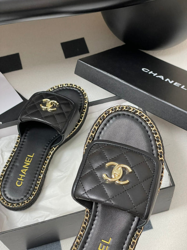 CC 25S Sandalo con fibbia e bordo a catena in pelle di pecora nera 247588