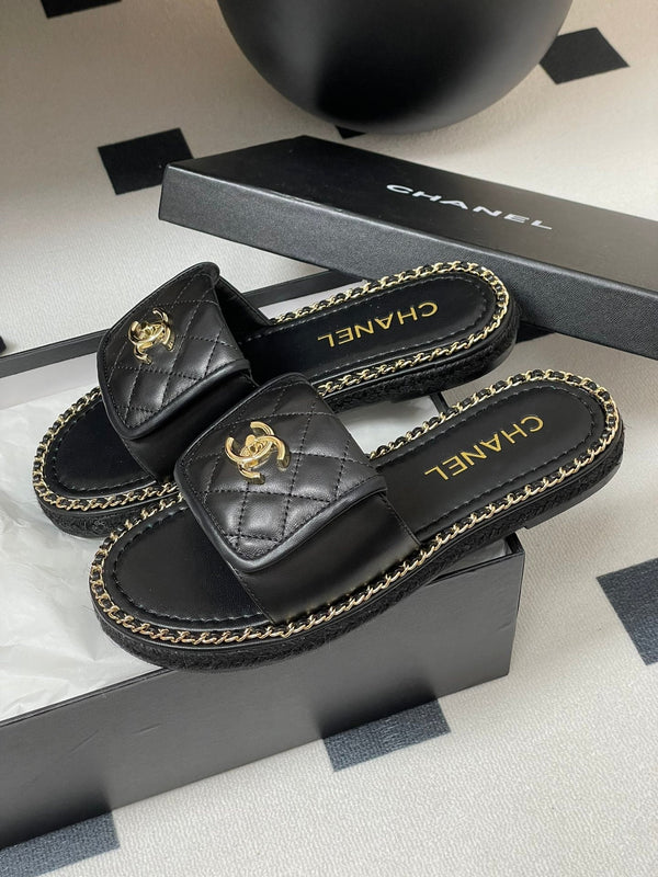 CC 25S Sandalo con fibbia e bordo a catena in pelle di pecora nera 247588