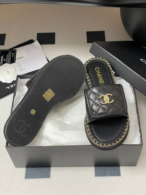 CC 25S Sandalo con fibbia e bordo a catena in pelle di pecora nera 247588