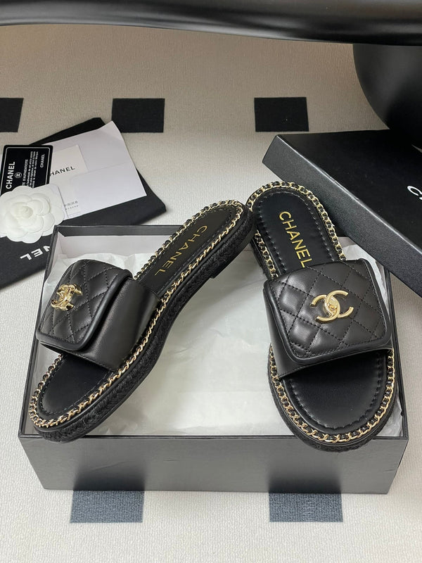 CC 25S Sandalo con fibbia e bordo a catena in pelle di pecora nera 247588