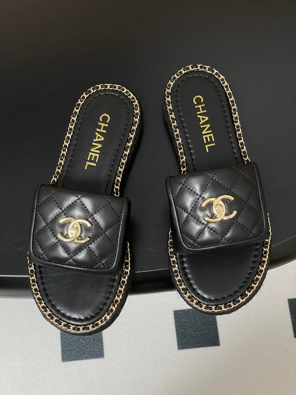 CC 25S Sandalo con fibbia e bordo a catena in pelle di pecora nera 247588