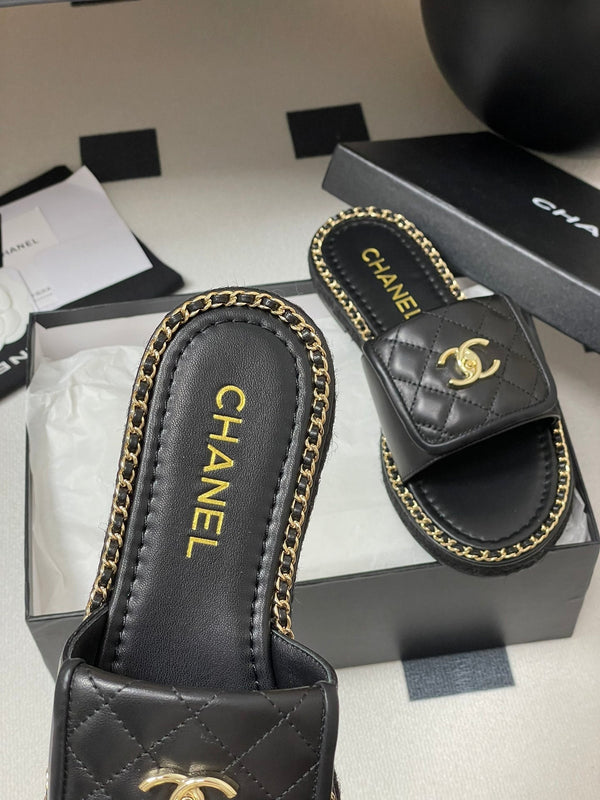 CC 25S Sandalo con fibbia e bordo a catena in pelle di pecora nera 247588