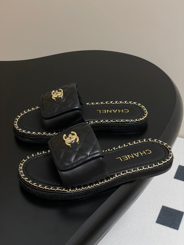 CC 25S Sandalo con fibbia e bordo a catena in pelle di pecora nera 247588