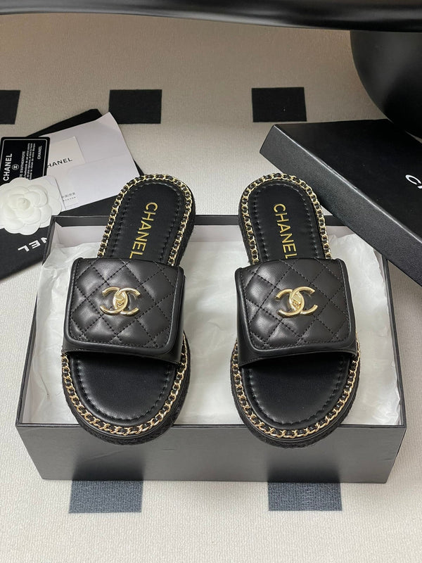 CC 25S Sandalo con fibbia e bordo a catena in pelle di pecora nera 247588