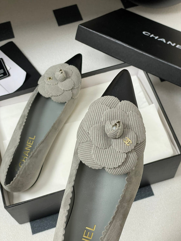 CC 25C Classic Camellia Scarpe con tacco alto a punta piatte 15 mm in pelle scamosciata grigia 247607