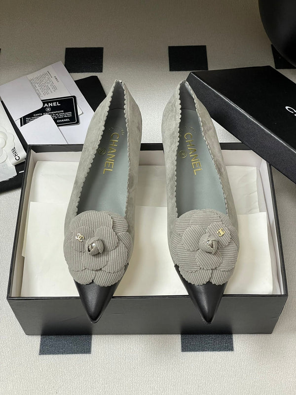 CC 25C Classic Camellia Scarpe con tacco alto a punta piatte 15 mm in pelle scamosciata grigia 247607