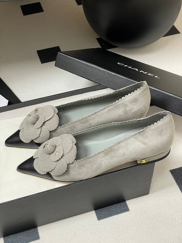 CC 25C Classic Camellia Scarpe con tacco alto a punta piatte 15 mm in pelle scamosciata grigia 247607