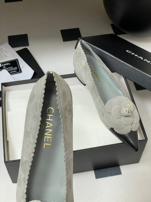 CC 25C Classic Camellia Scarpe con tacco alto a punta piatte 15 mm in pelle scamosciata grigia 247607