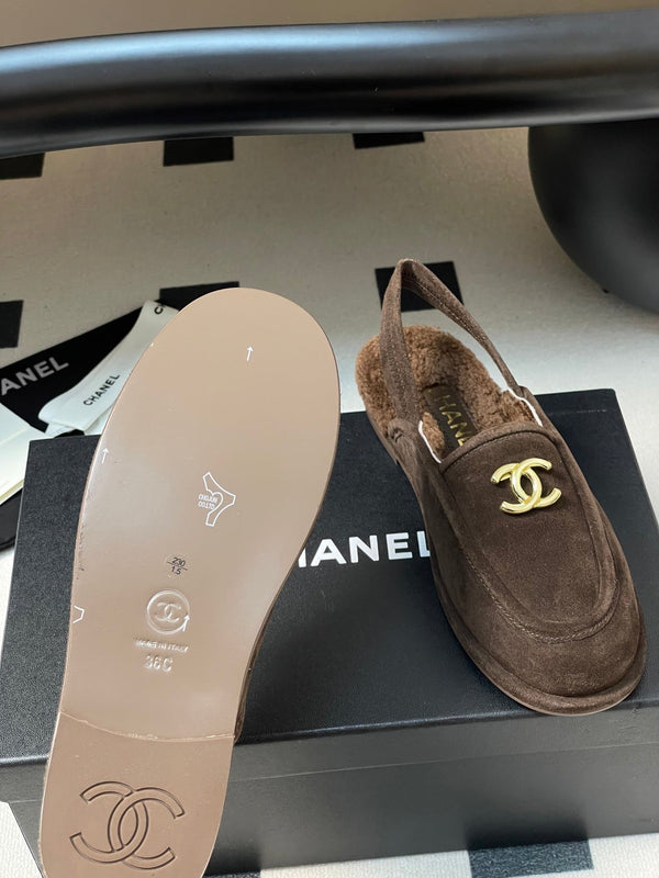 Mocassino con cinturino CC 25A in pelle scamosciata Sherpa color cioccolato