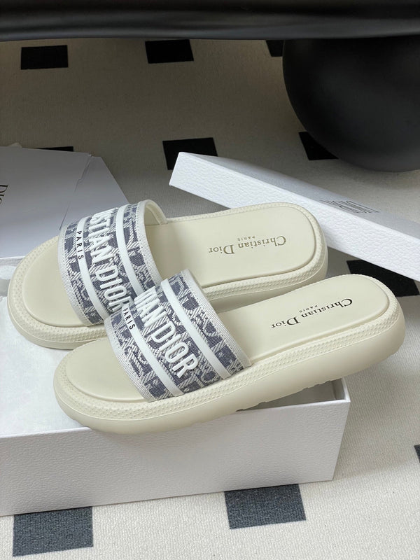 CD 25 Slippers White Gray Fabric 394062