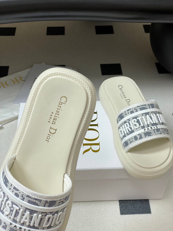 CD 25 Slippers White Gray Fabric 394062