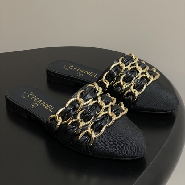 CC 25B Ciabatta con punta chiusa e catena in pelle di pecora nera 393890