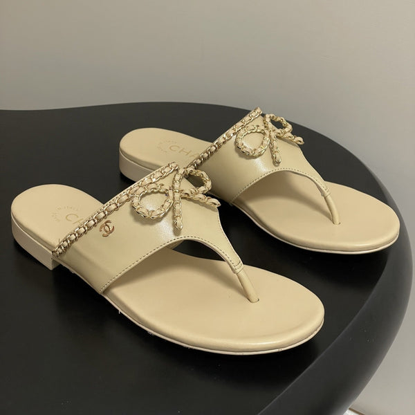 CC 25B Infradito con fiocco a catena in pelle di pecora beige 393985