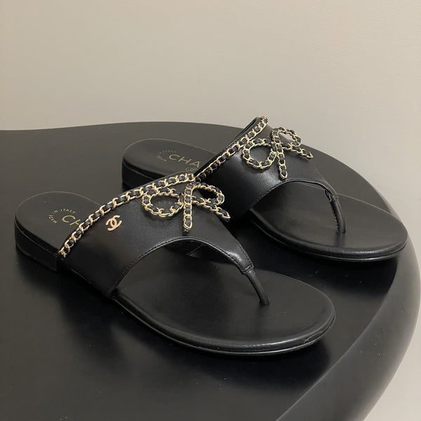 CC 25B Infradito con fiocco a catena in pelle di pecora nera 393987