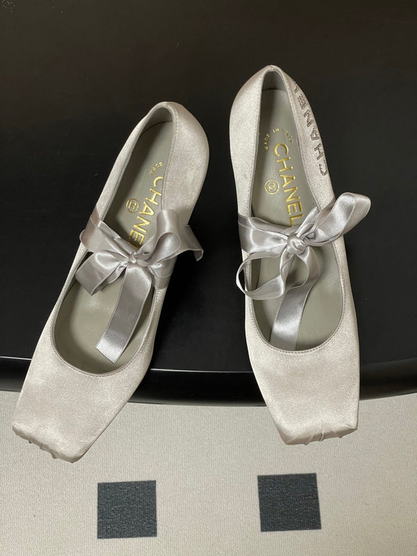 CC 26 Pompe Satin Soie Gris Clair 593136