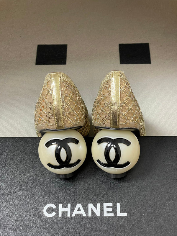 CC 26 Escarpin perlé à sequins avec talon perle double C en maille dorée et cuir 593159