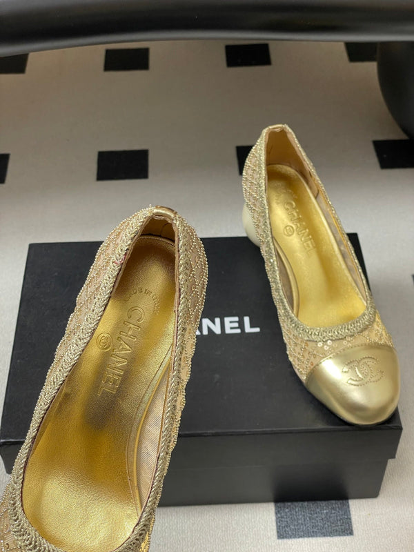 CC 26 Escarpin perlé à sequins avec talon perle double C en maille dorée et cuir 593159
