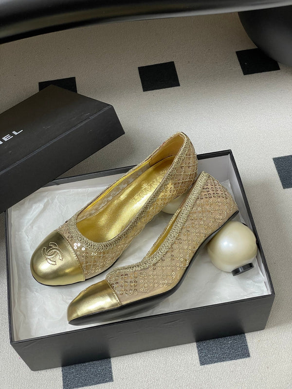 CC 26 Escarpin perlé à sequins avec talon perle double C en maille dorée et cuir 593159