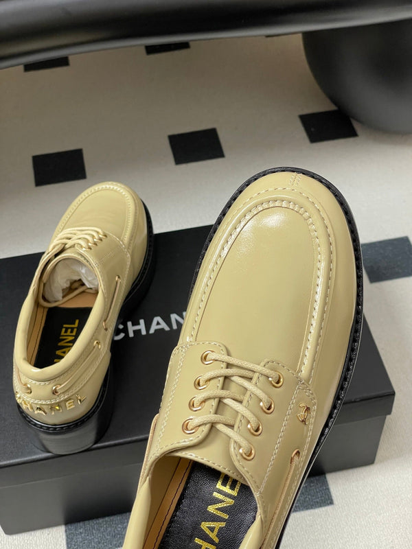 Mocassin à lacets CC 26 en agneau beige 594247
