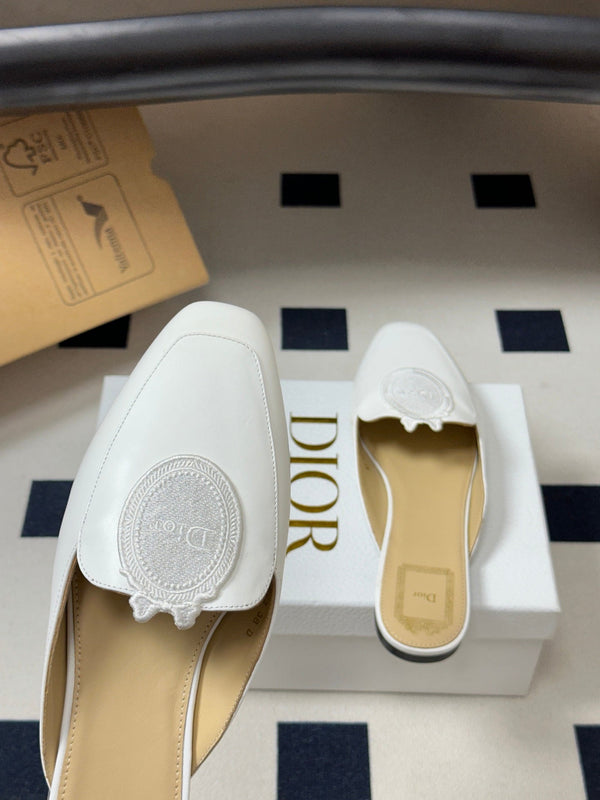 CD Médaillon Mule White Lambskin 834918