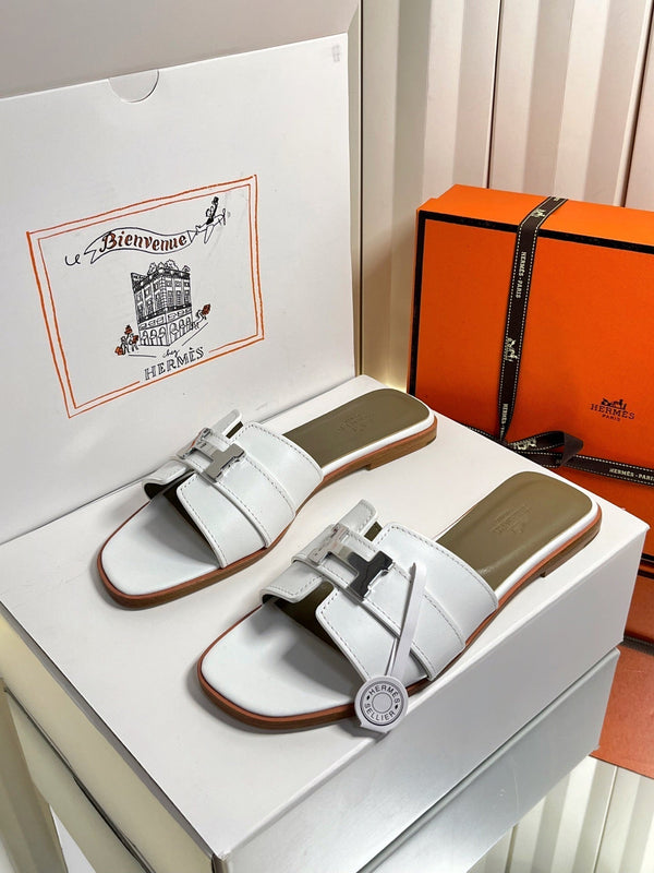 HM 26s Oran Sandals In White Calfskin Silver Hardware