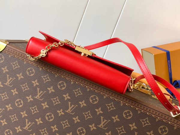 WALLET ON CHAIN CAPUCINES 23 IN RED SMOOTH CALFSKIN GOLD HARDWARE
