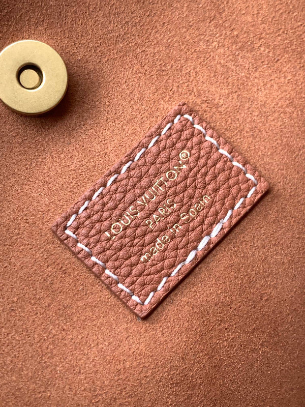 LV Low Key All In BB 16cm Marrone Pelle di vacchetta GHW