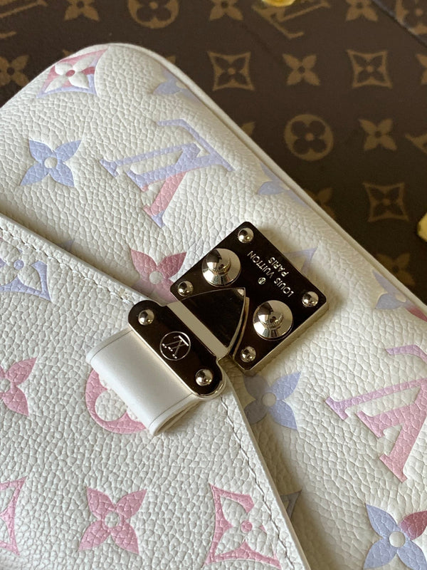 LV 25s Pochette Métis East West Dream Monogram Embossed Cowhide-Light GHW