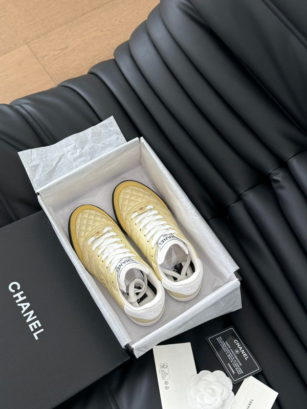 SNEAKER CC IN PELLE DI AGNELLO RICAMATA GIALLO CHIARO E BIANCO