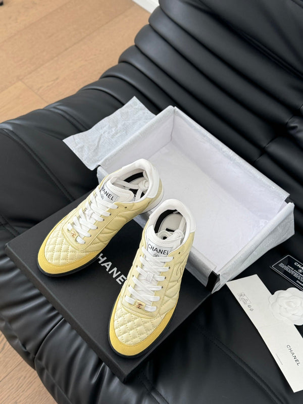 SNEAKER CC IN PELLE DI AGNELLO RICAMATA GIALLO CHIARO E BIANCO