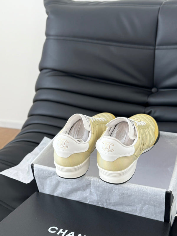 SNEAKER CC IN PELLE DI AGNELLO RICAMATA GIALLO CHIARO E BIANCO