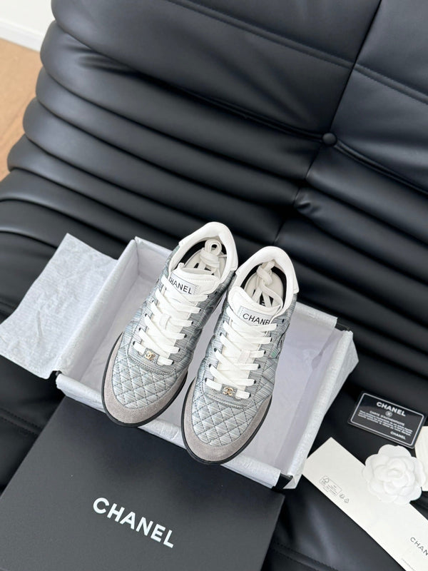 SNEAKER CC IN PELLE DI AGNELLO RICAMATA GRIGIO PERLA E BIANCO