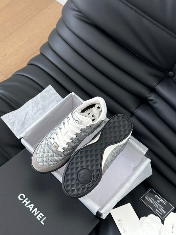 SNEAKER CC IN PELLE DI AGNELLO RICAMATA GRIGIO PERLA E BIANCO