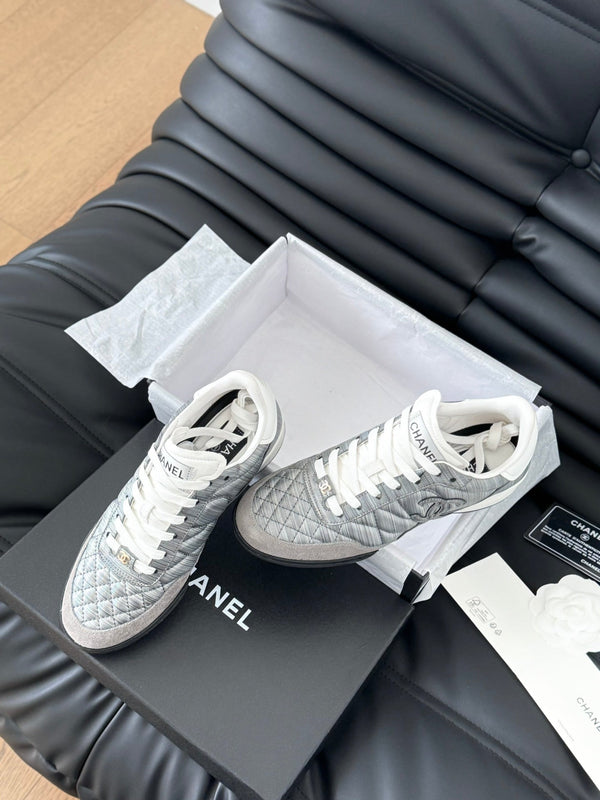 SNEAKER CC IN PELLE DI AGNELLO RICAMATA GRIGIO PERLA E BIANCO