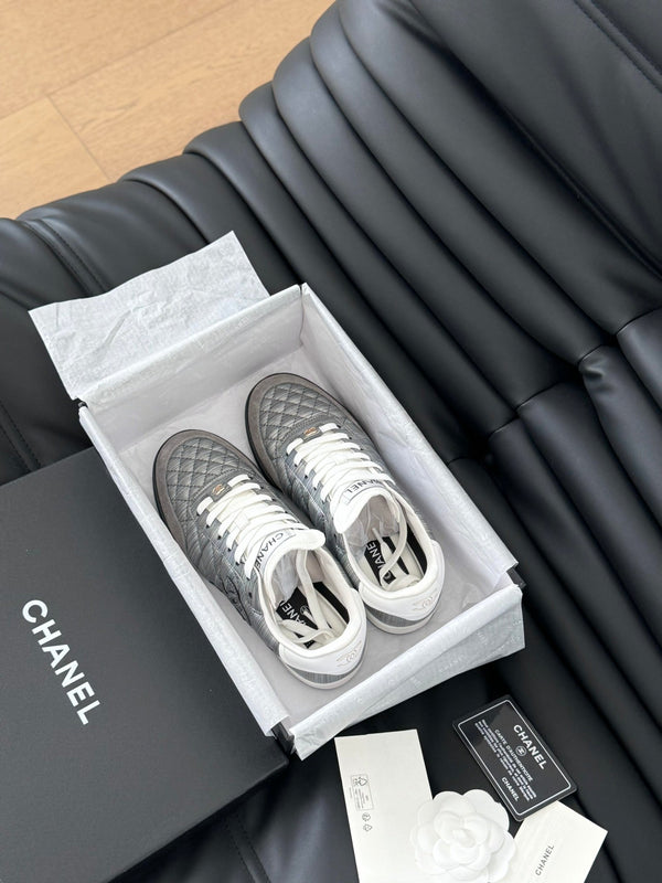 SNEAKER CC IN PELLE DI AGNELLO RICAMATA GRIGIO PERLA E BIANCO